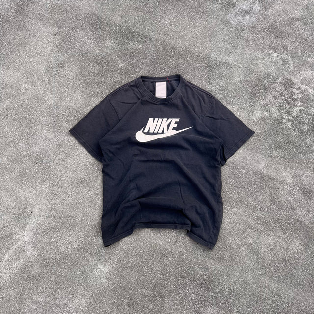 NIKE 00'S SPELLOUT TEE - SMALL