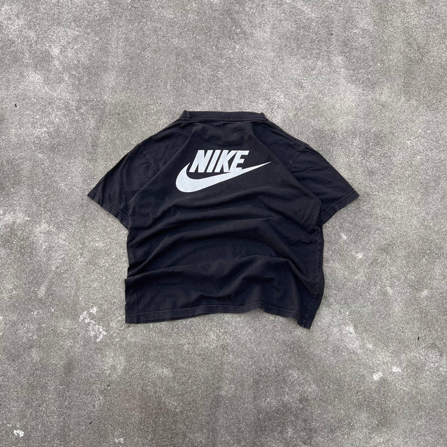 NIKE SWOOSH SPELLOUT TEE - MEDIUM