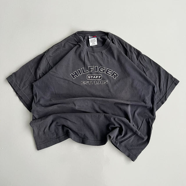 TOMMY HILFIGER STAFF SPELLOUT TEE - XL