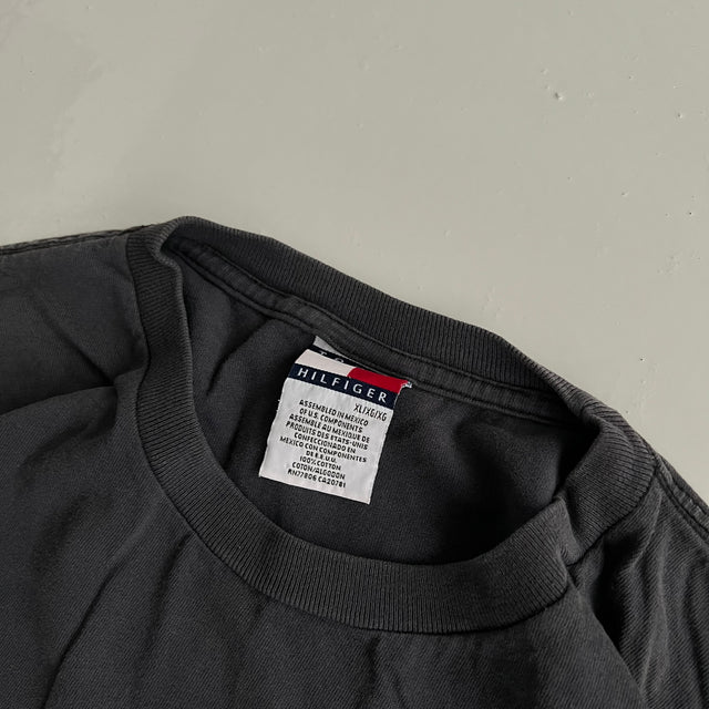 TOMMY HILFIGER STAFF SPELLOUT TEE - XL