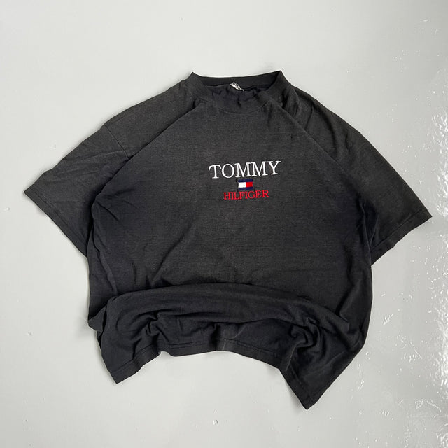 TOMMY HILFIGER SPELLOUT BOOTLEG TEE - XL