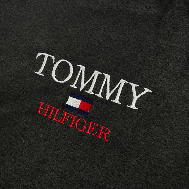 TOMMY HILFIGER SPELLOUT BOOTLEG TEE - XL