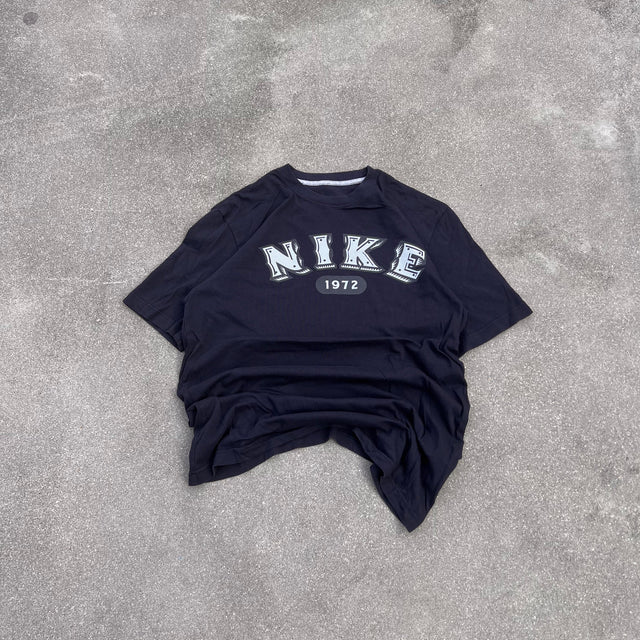 NIKE SPELLOUT TEE - LARGE