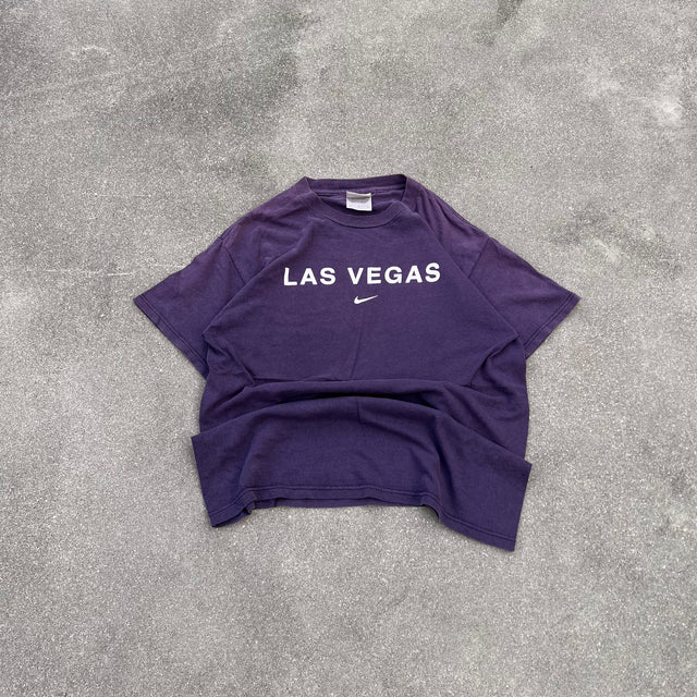 NIKE LAS VEGAS CENTERSWOOSH 00'S TEE - MEDIUM