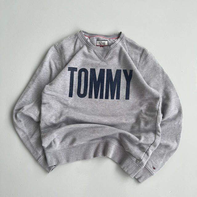 TOMMY HILFIGER SPELLOUT SWEATSHIRT - MEDIUM