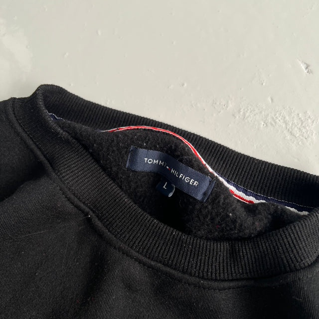 TOMMY HILFIGER SWEATSHIRT - LARGE