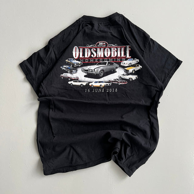 OLDSMOBILE HOMECOMING 2018 CAR TEE - MEDIUM