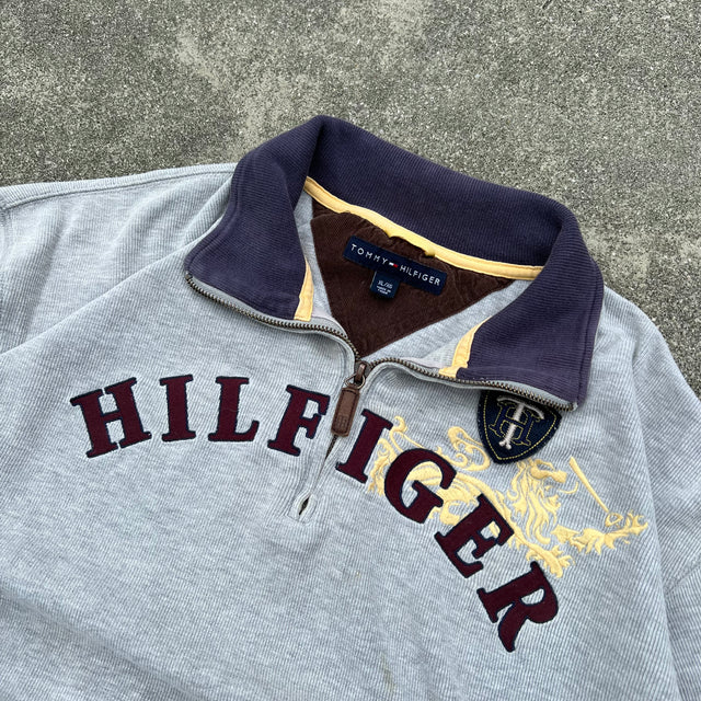 TOMMY HILFIGER SPELLOUT 1/4 ZIP SWEATSHIRT - XL