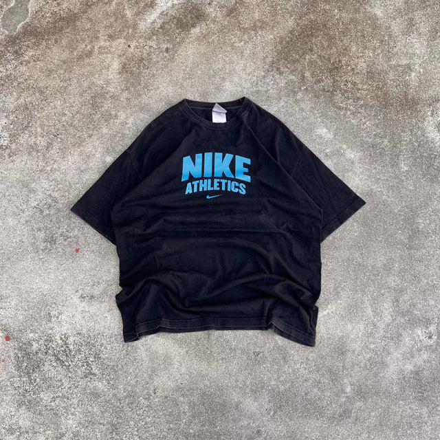 NIKE ATHLETICS CENTERSWOOSH TEE - XL