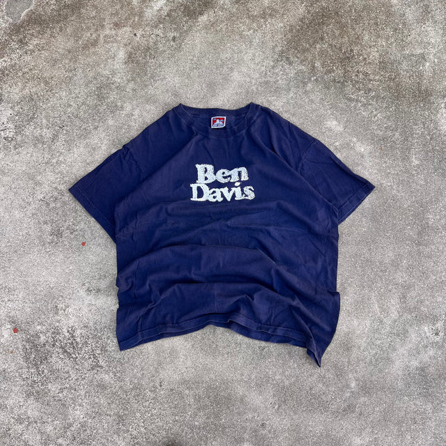 BEN DAVIS SPELLOUT TEE - XL