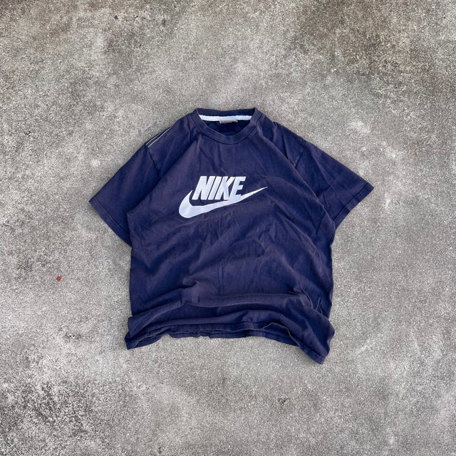 NIKE SPELLOUT 00'S TEE - MEDIUM