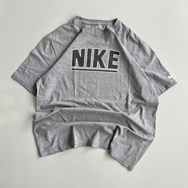 NIKE SPELLOUT TEE - XL