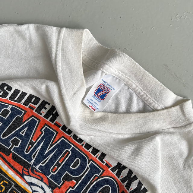 SUPERBOWL BRONCOS CHAMPIONS TEE - LARGE